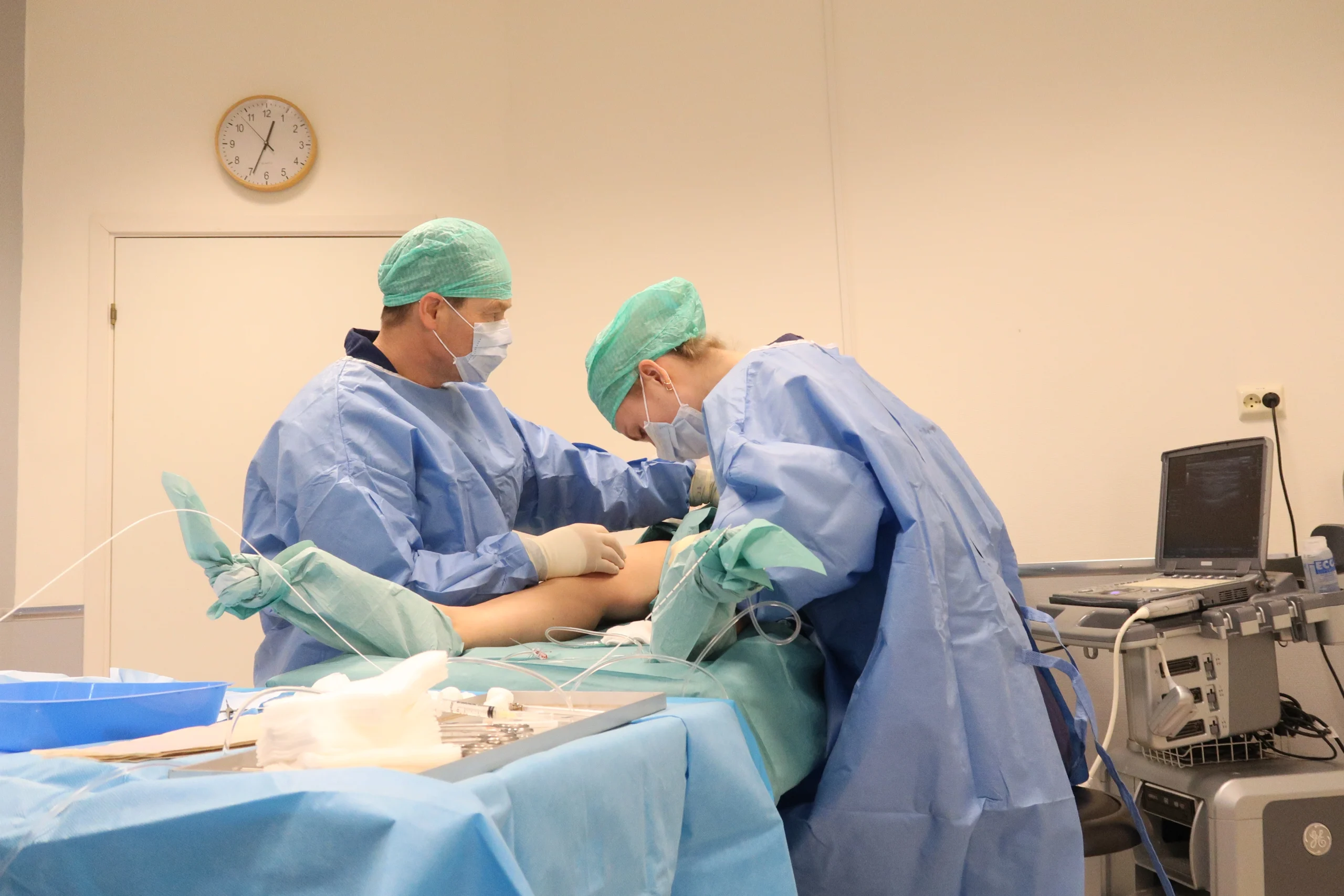 Laserbehandling av åreknuter som utføres av karkirurg og sykepleier.